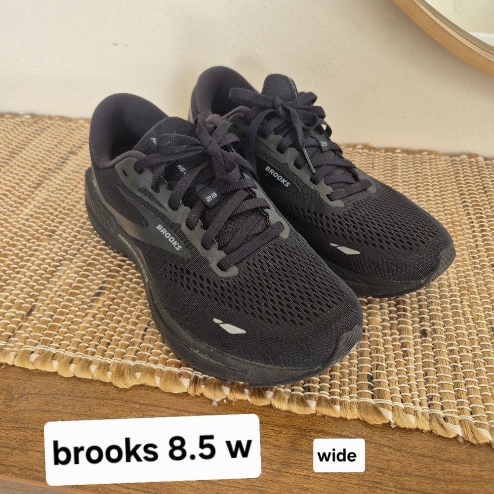 Brooks Women's Black Lace-Up Running Sneakers 8.5 Wide